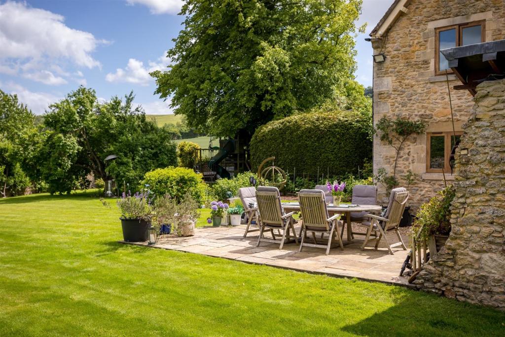 37 - Hillacres - GL53 9NS - Web.jpg