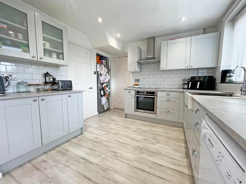 Kitchen2.jpg