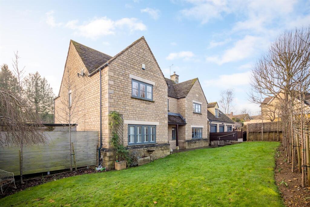 7 - 1 Holm Oaks - GL7 2RQ - Web.jpg