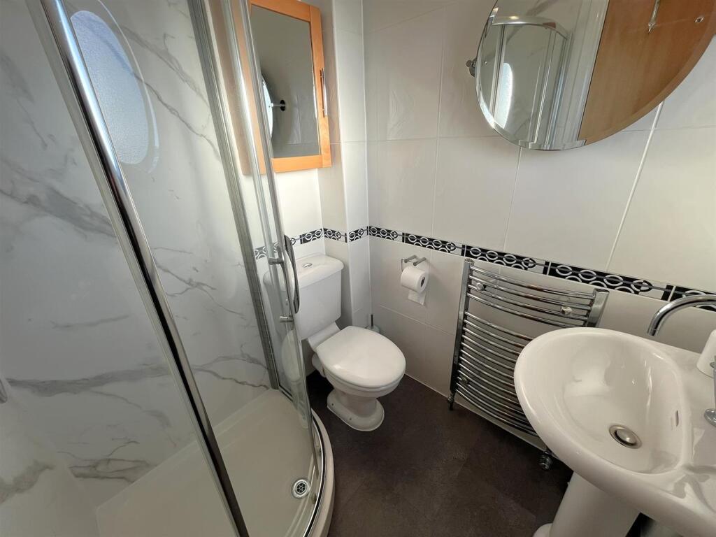 EN-SUITE SHOWER ROOM