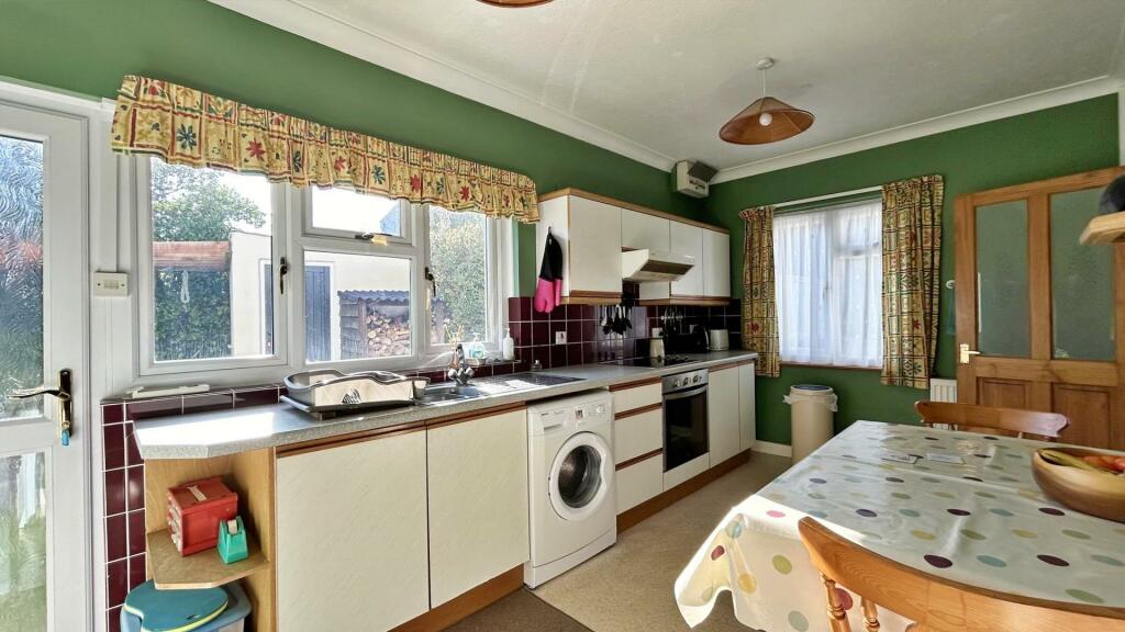 Kitchen 2.jpg