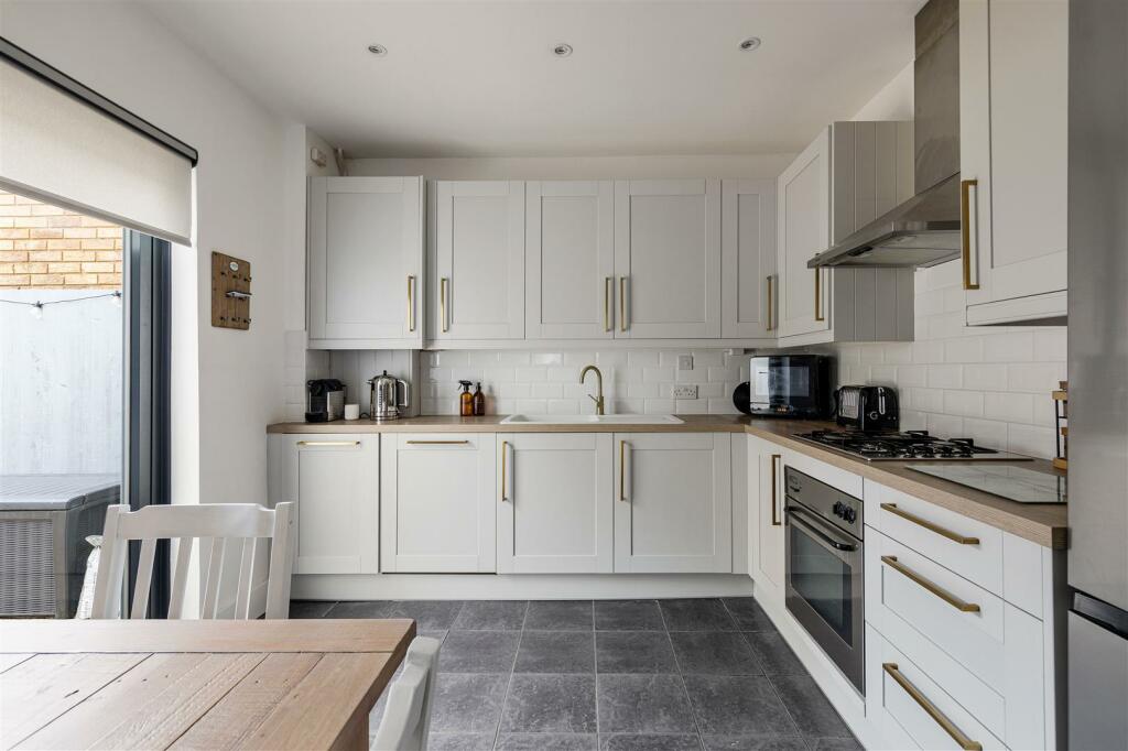 Curwen Avenue, E7