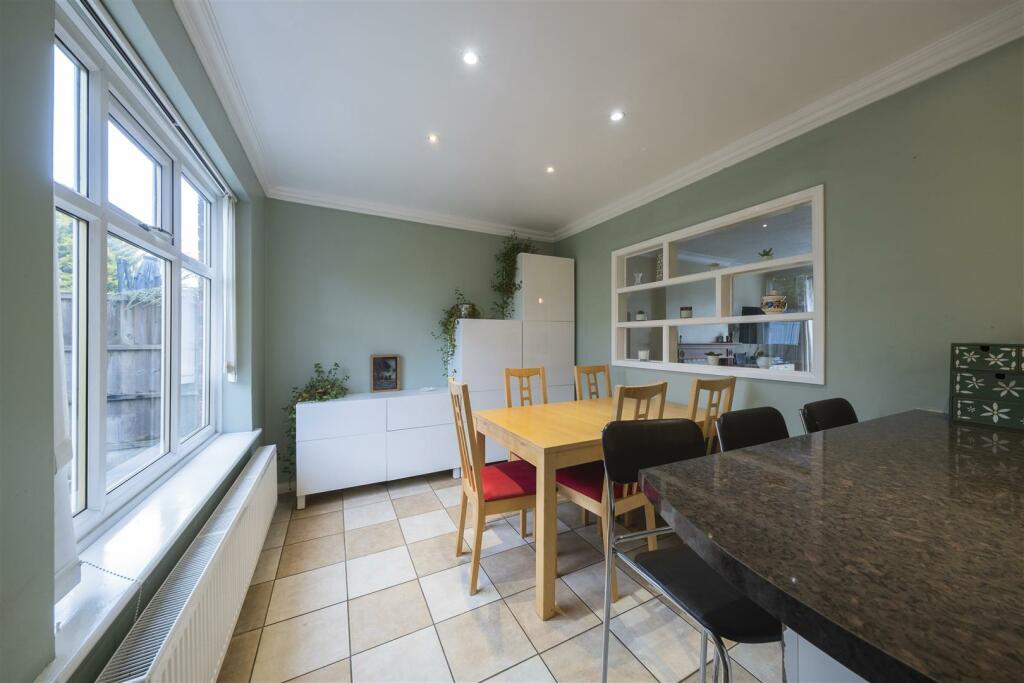 3 Abbots Way-005.JPG