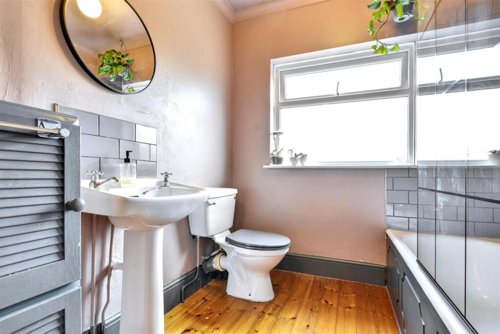 Bathroom_2.jpeg