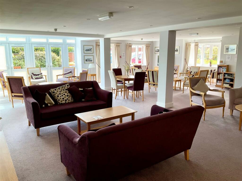 Communal Lounge pic2.jpg