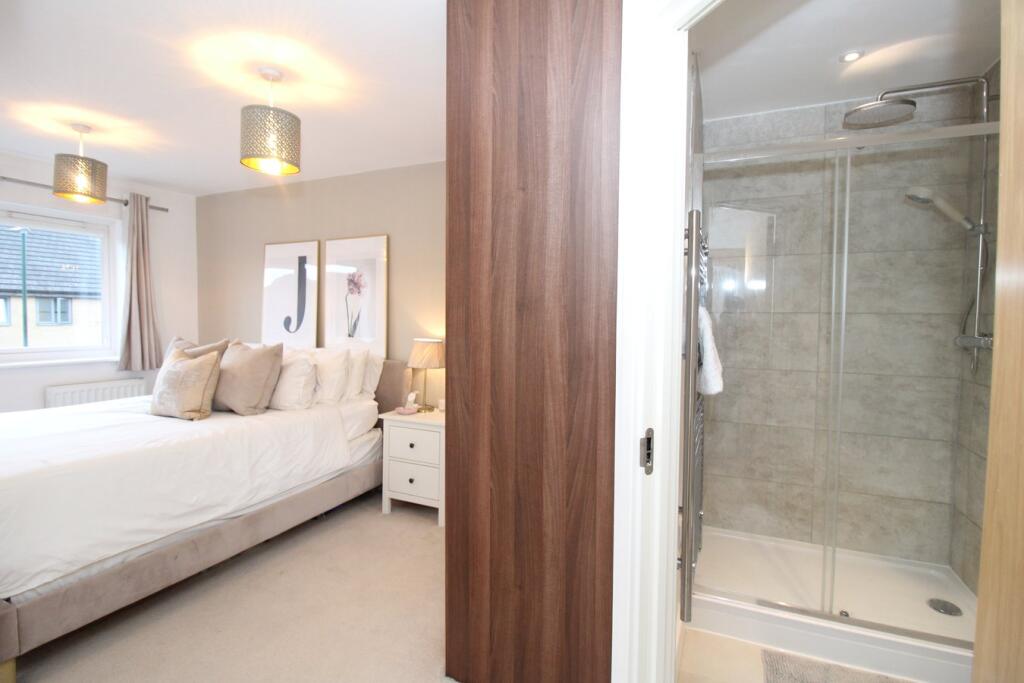 BEDROOM ONE/EN-SUITE 