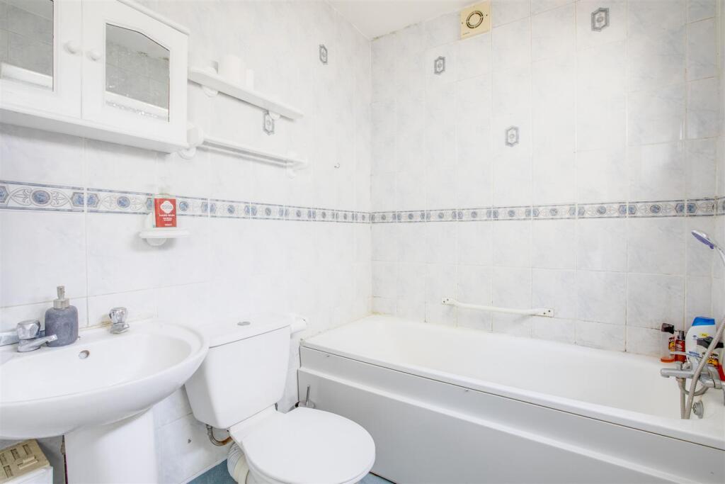 16 Jubilee Road, HP11 2PG-9.jpg