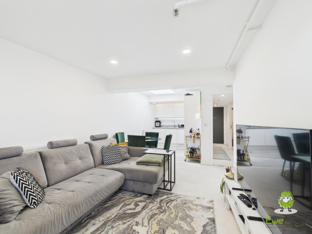 EweMove Basingstoke Estate Agents - Lilly Court - 