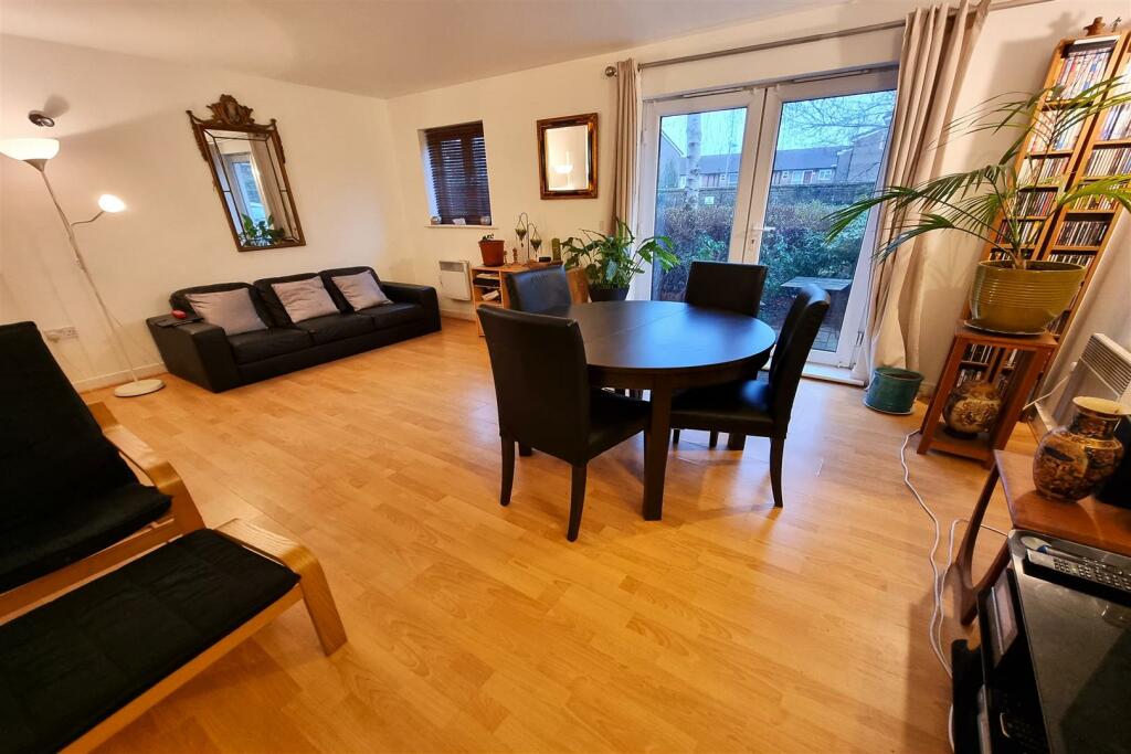 RECEPTION ROOM: PIC. 2