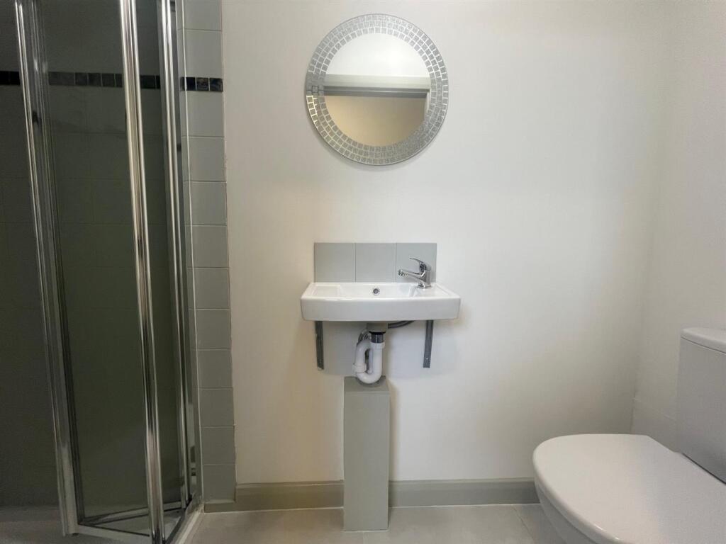 drake street 19 ensuite.jpg