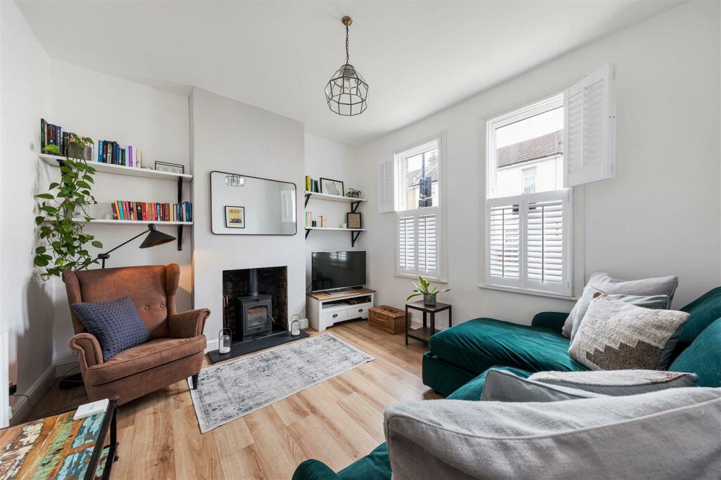 Curwen Avenue, E7