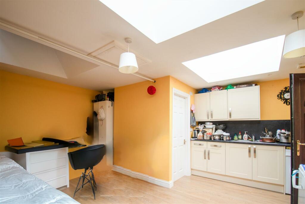 ANNEX OPEN PLAN LIVING/KITCHEN AREA