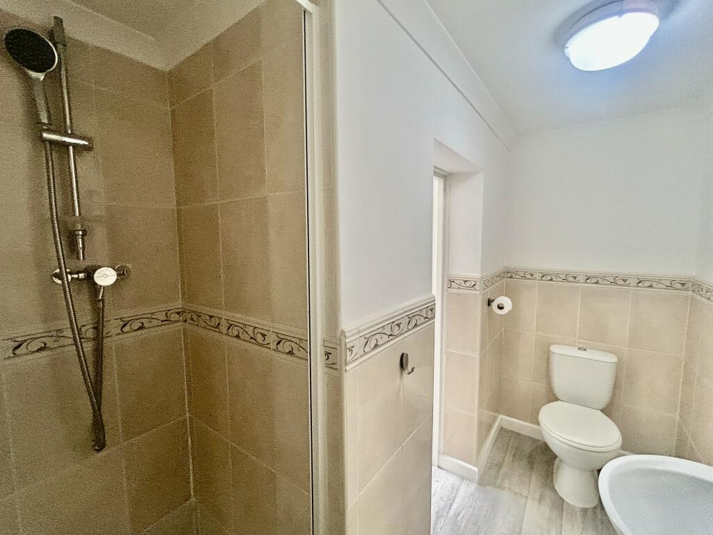 En-Suite bed 2 Pic 2.JPG