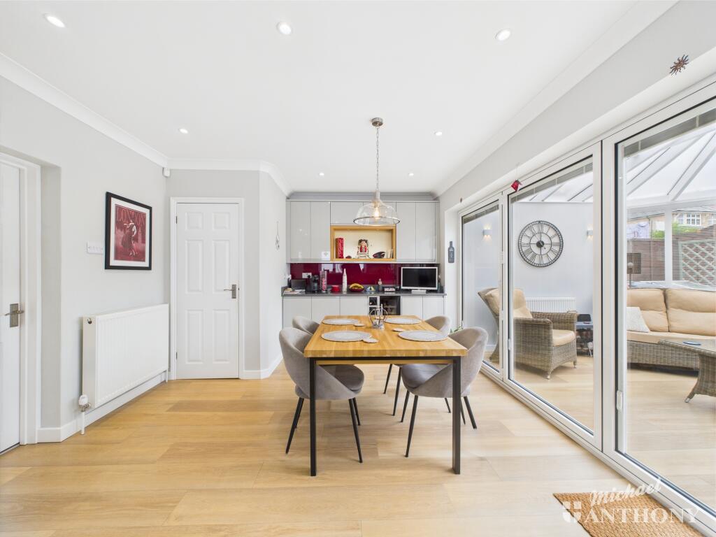 CAM02773G0-PR0302-STILL038