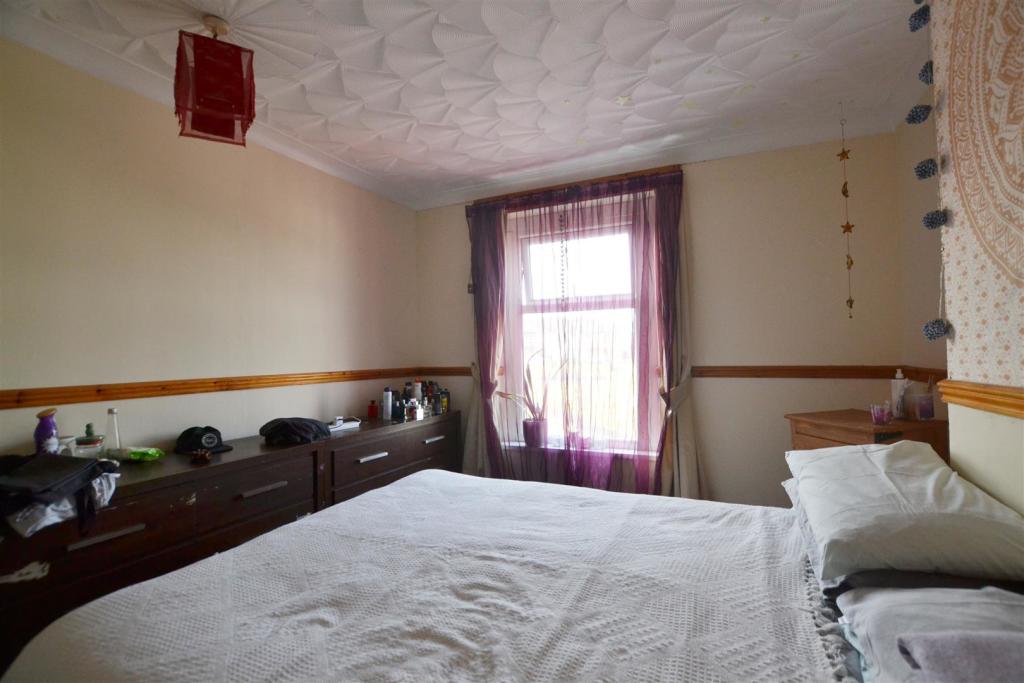 bed 1.jpg