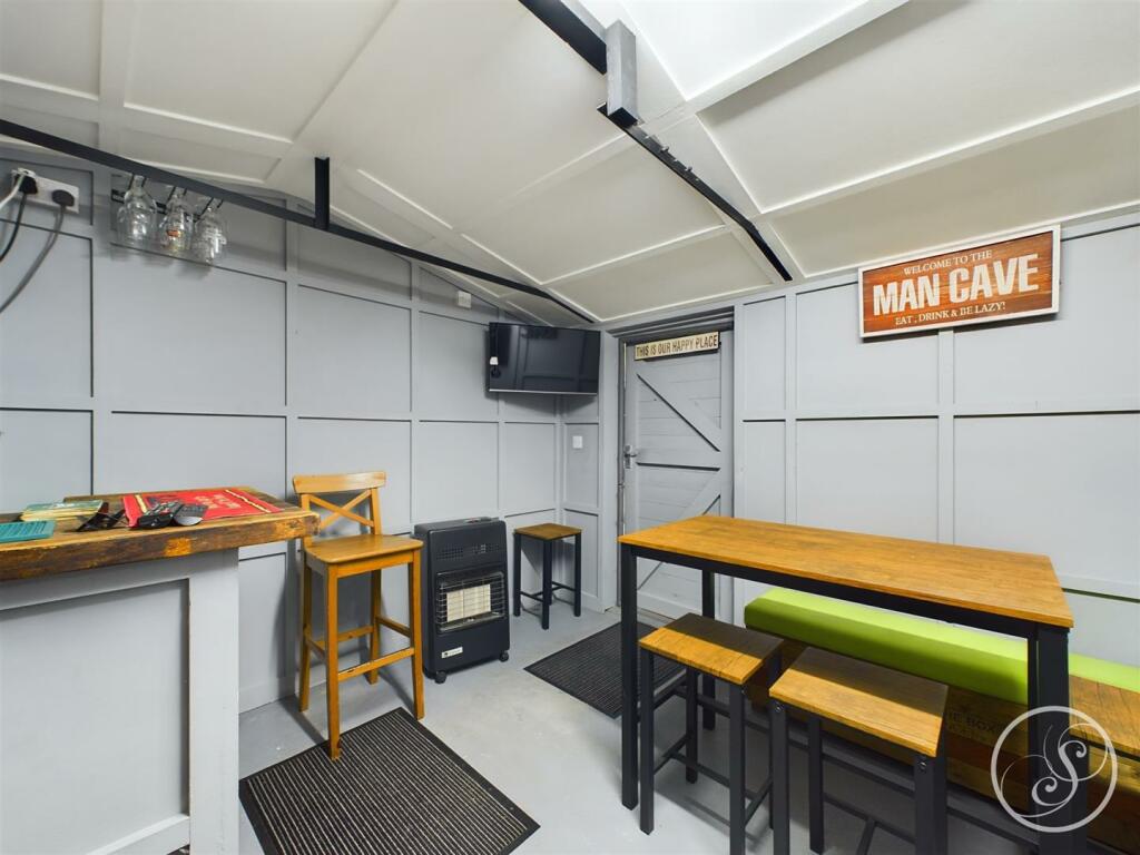 GARAGE/BAR AREA
