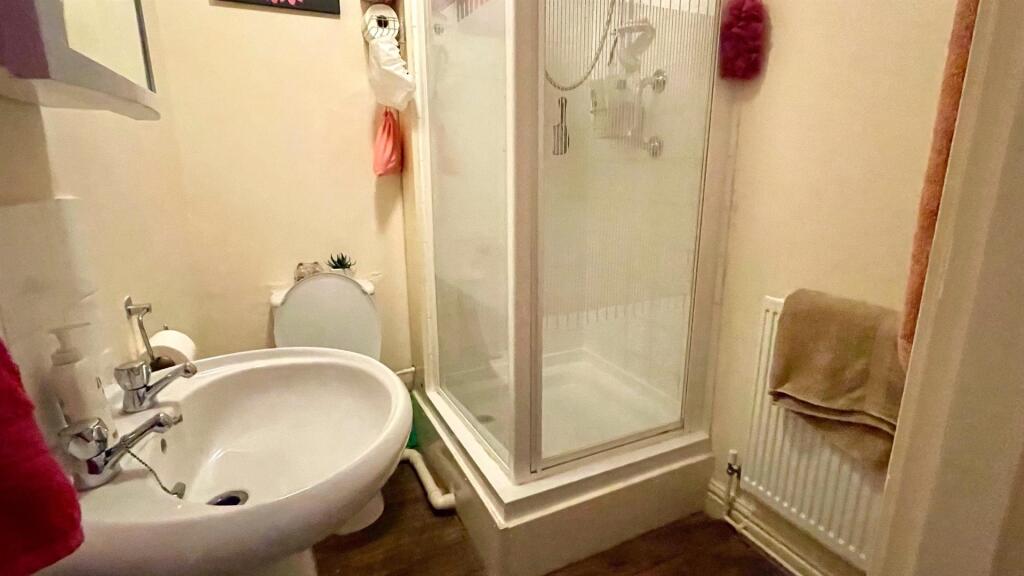 EN-SUITE 3-PIECE SHOWER ROOM
