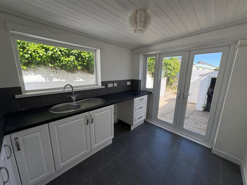 Kitchen b.jpg