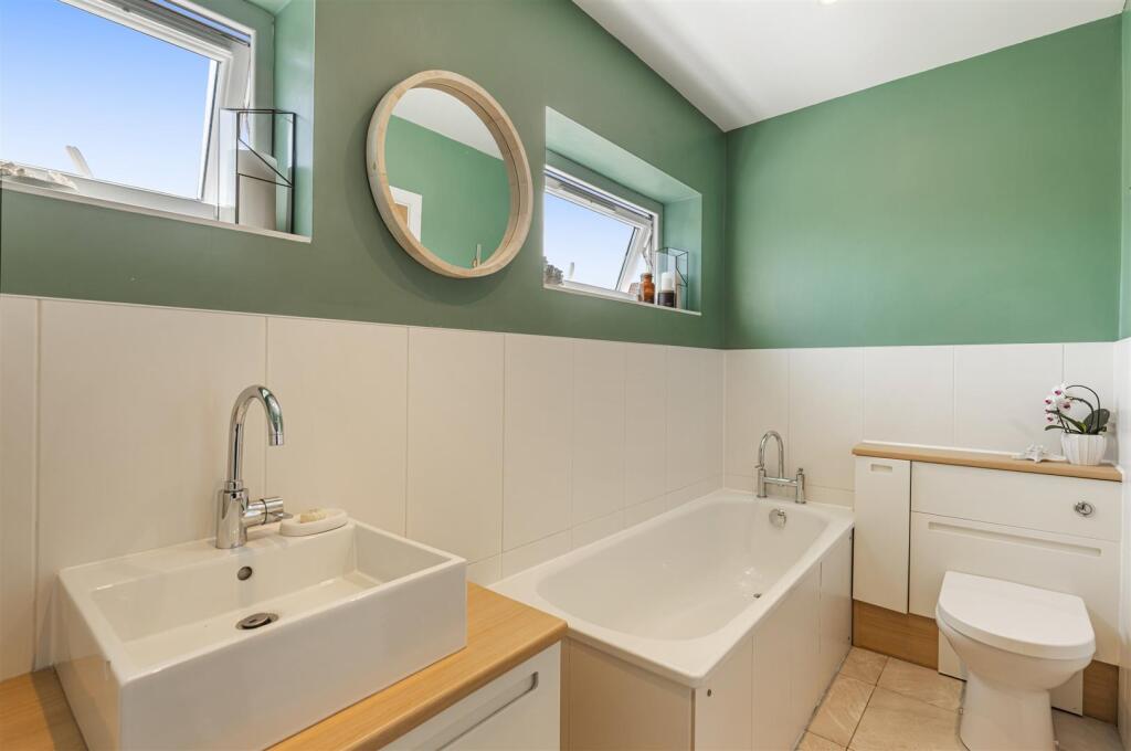 A24 - 20 Oxlea Close Torquay - 250714.jpg