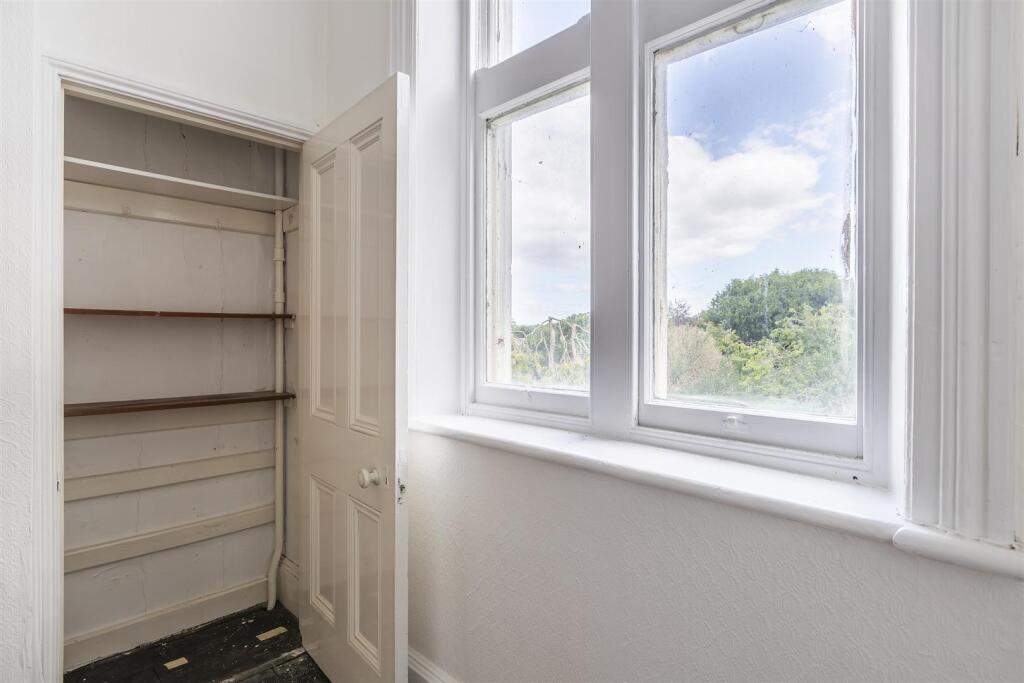 59 New Dover Rd-07 Cupboard Main bedroom.jpg