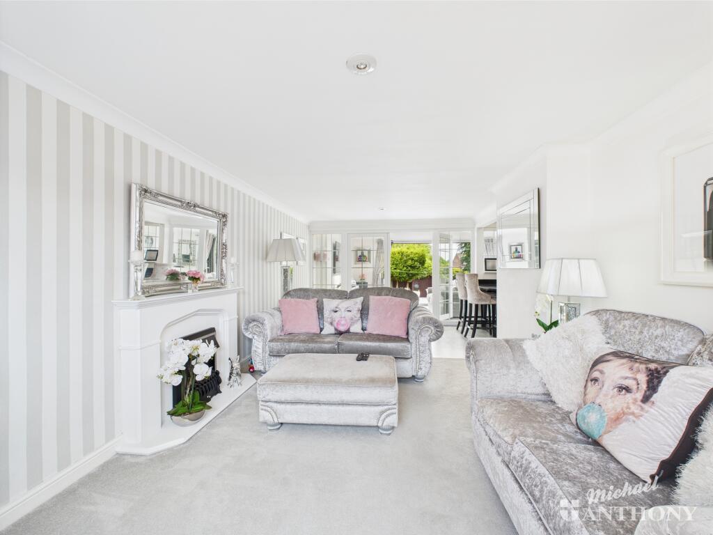 CAM02773G0-PR0290-STILL029