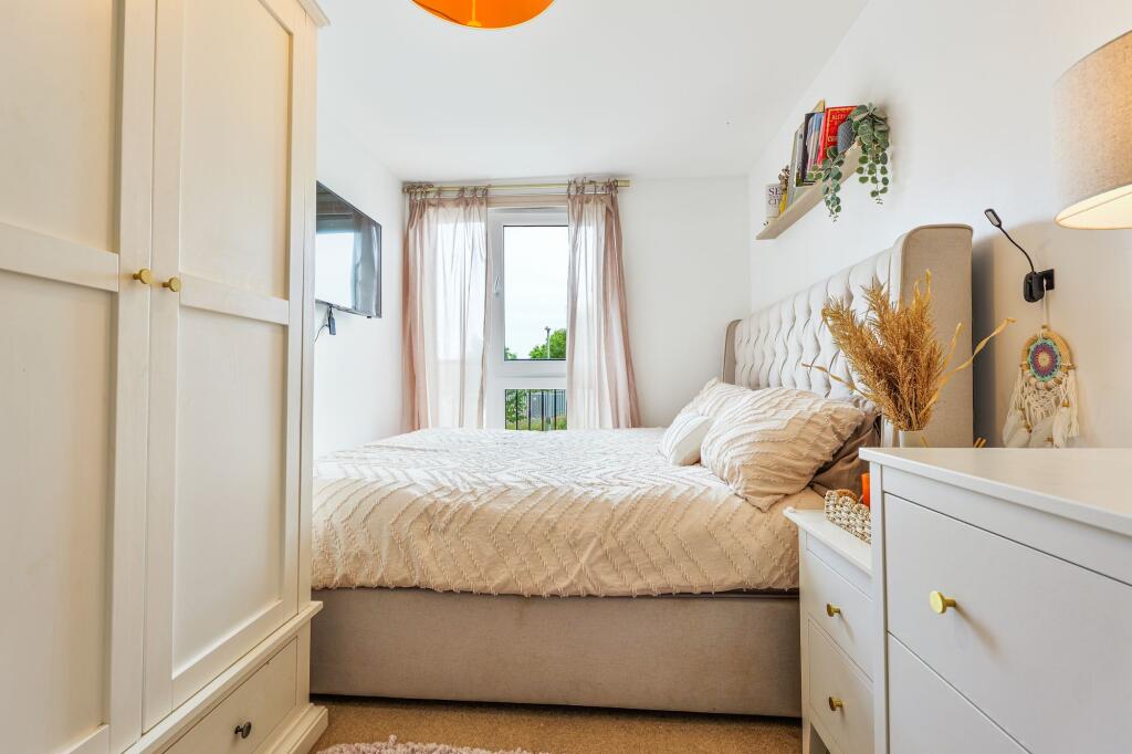 Super King size bed, plenty of room from free-standing additional furniture