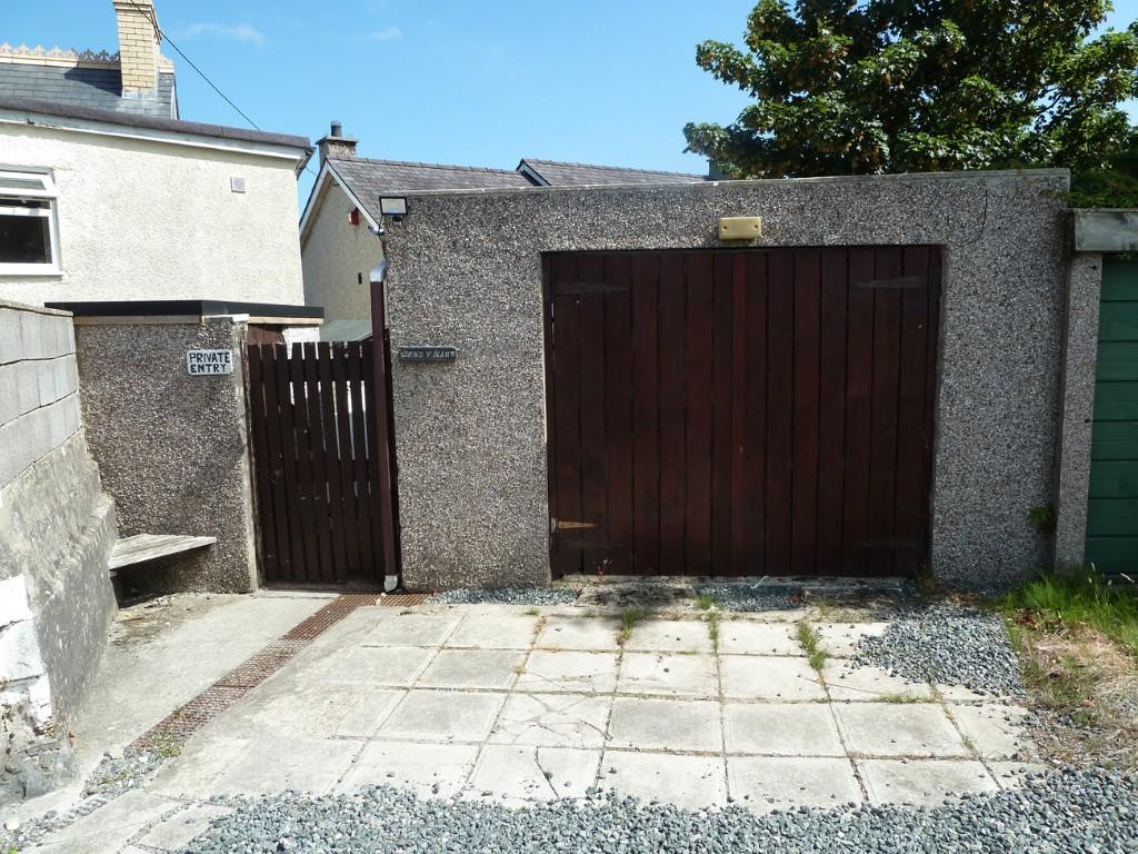 Garage &amp; entrance