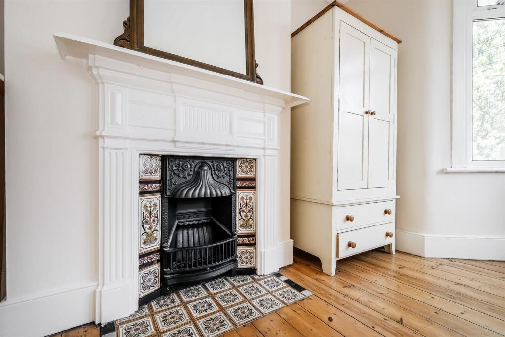 bed one fireplace.jpg