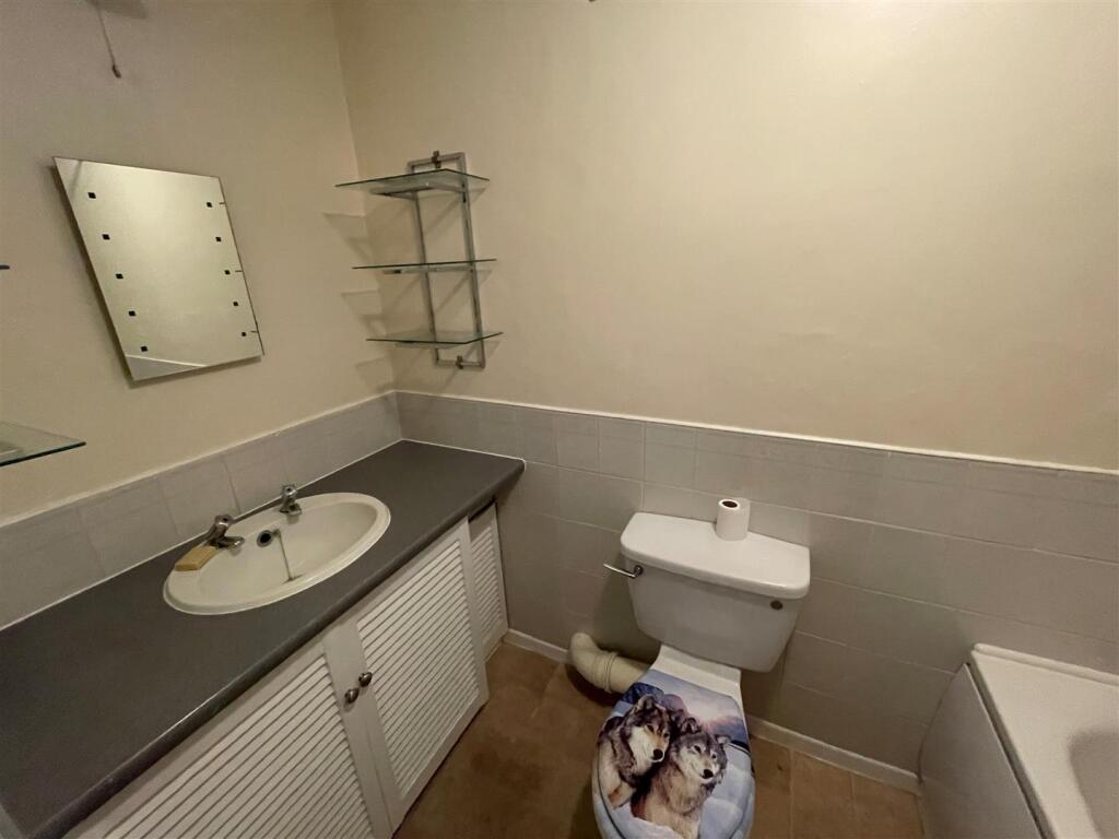 Bathroom 2.jpg