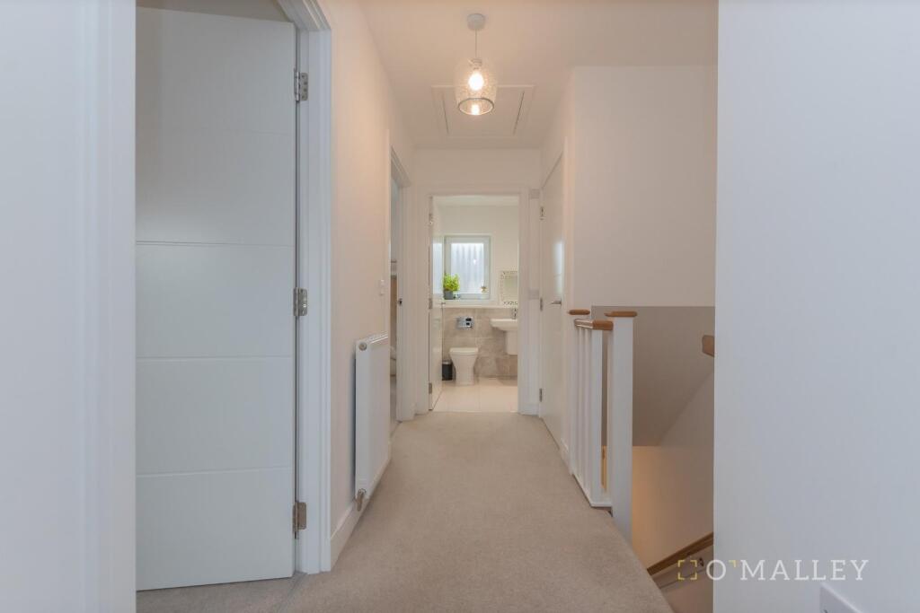 16. Upstairs Hallway 1.jpg