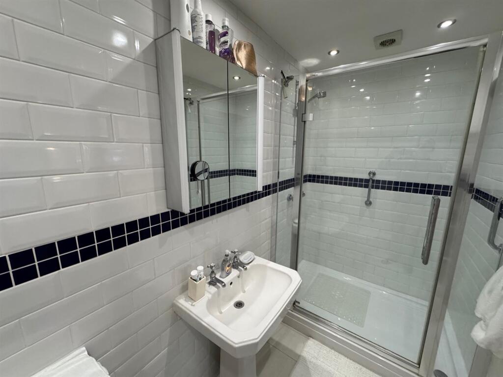 ensuite.jpg