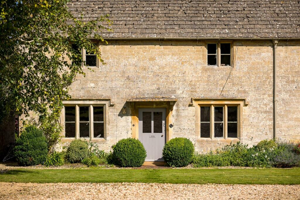 2 - 9-10 Sherborne - GL54 3DU - Web.jpg