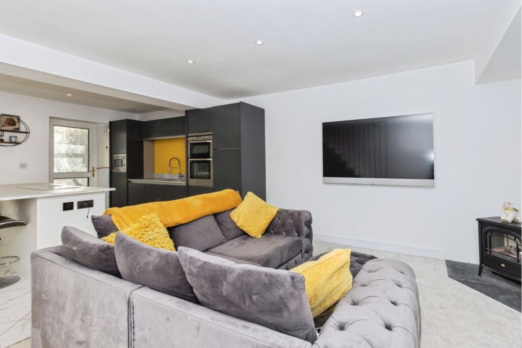 Lounge / Kitchen