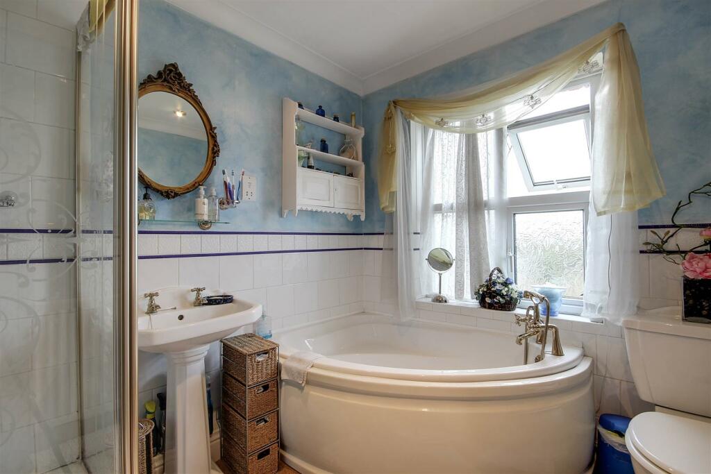 En suite/ Family Bathroom