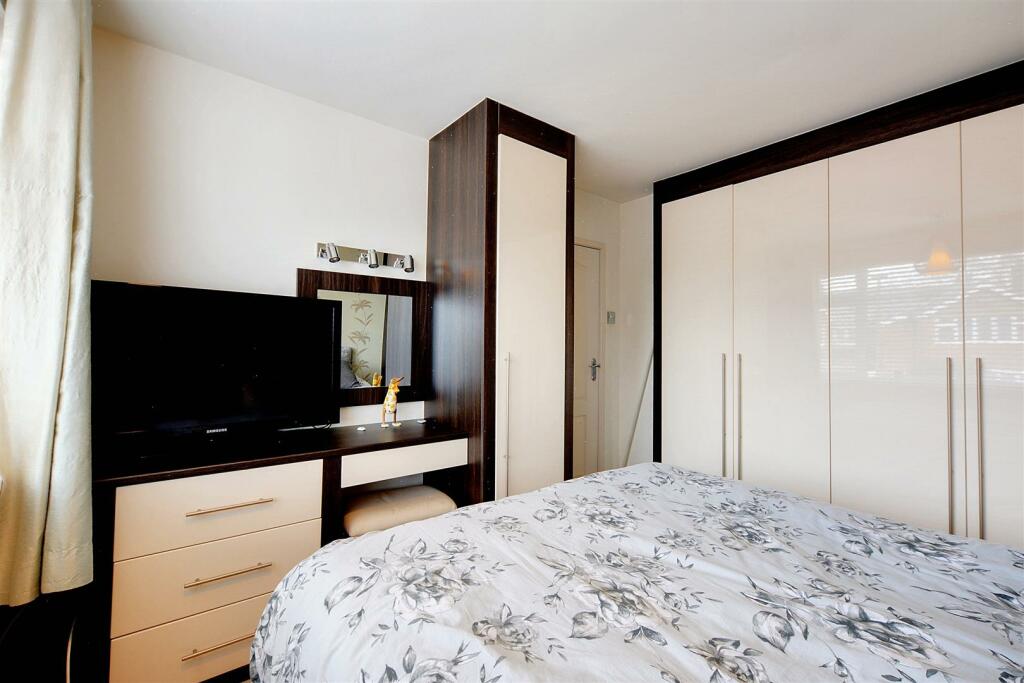 Bedroom 1_2.jpeg