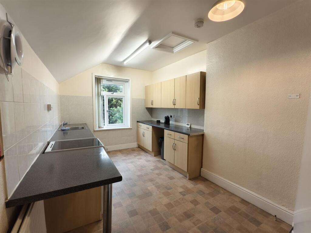 Kitchen 2.jpg