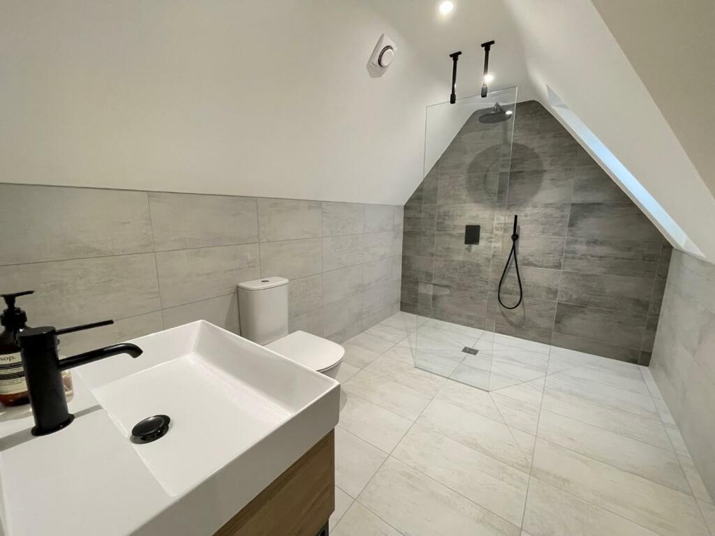 EN-SUITE SHOWER ROOM