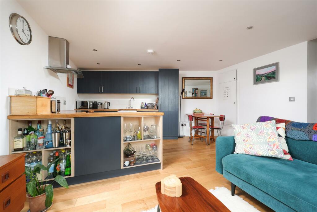 48 Brighton Crescent 5.jpg