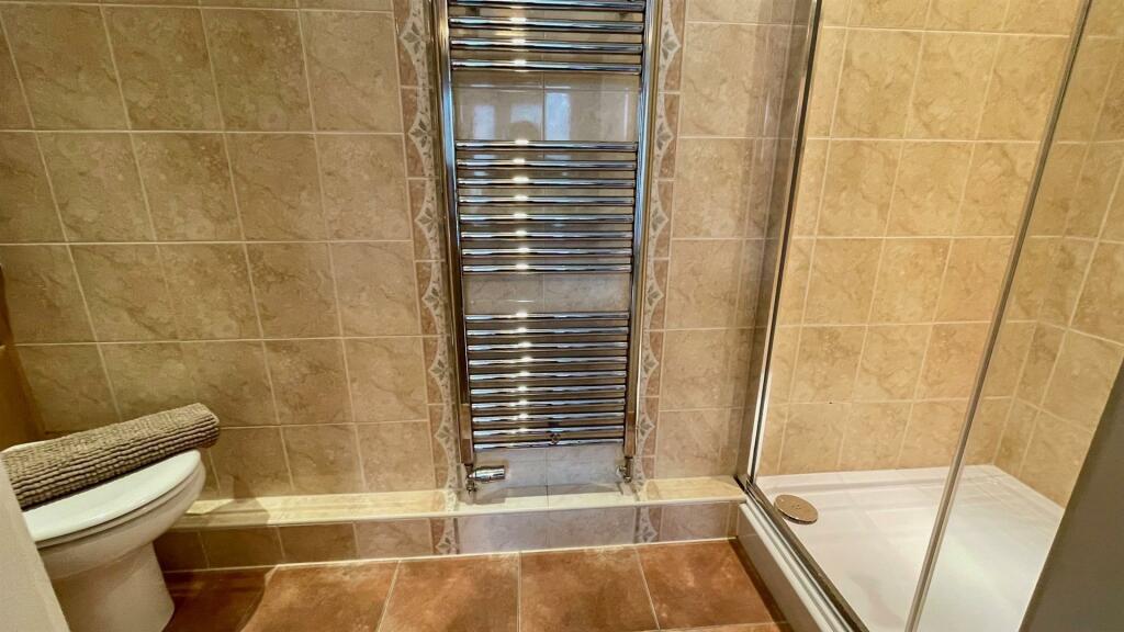 EN-SUITE FULLY TILED