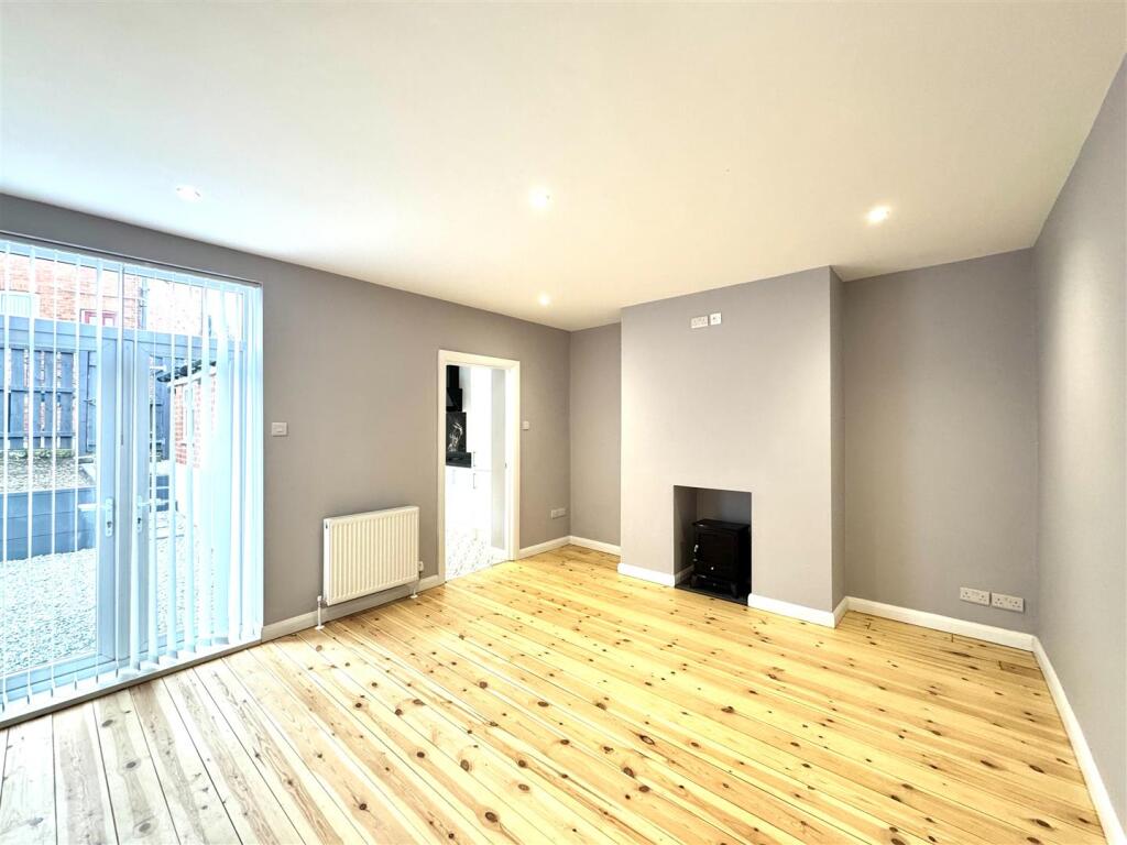 LIVING ROOM/DINING ROOM