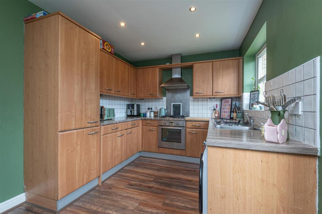 18 - 18 Long Hill Road HD2 1PJ.jpg