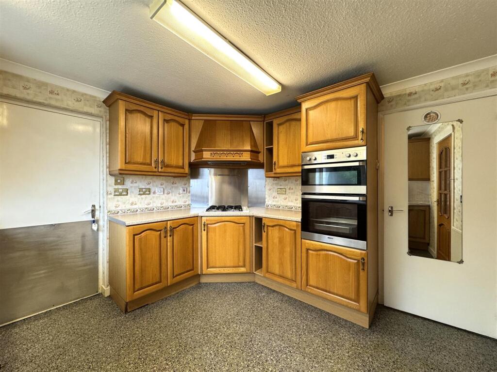 KITCHEN 2.JPG