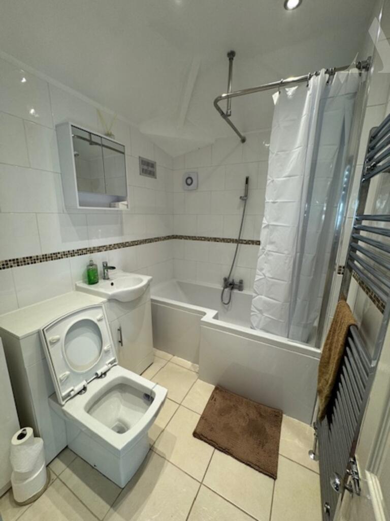 32 Ermington Road bathroom