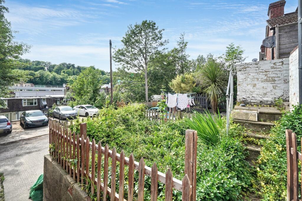 9B Farningham Road, Caterham, CR3 6LL