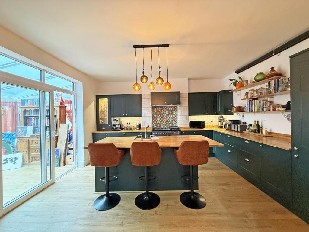 Cresthill Road 6 - Kitchen 3.jpg