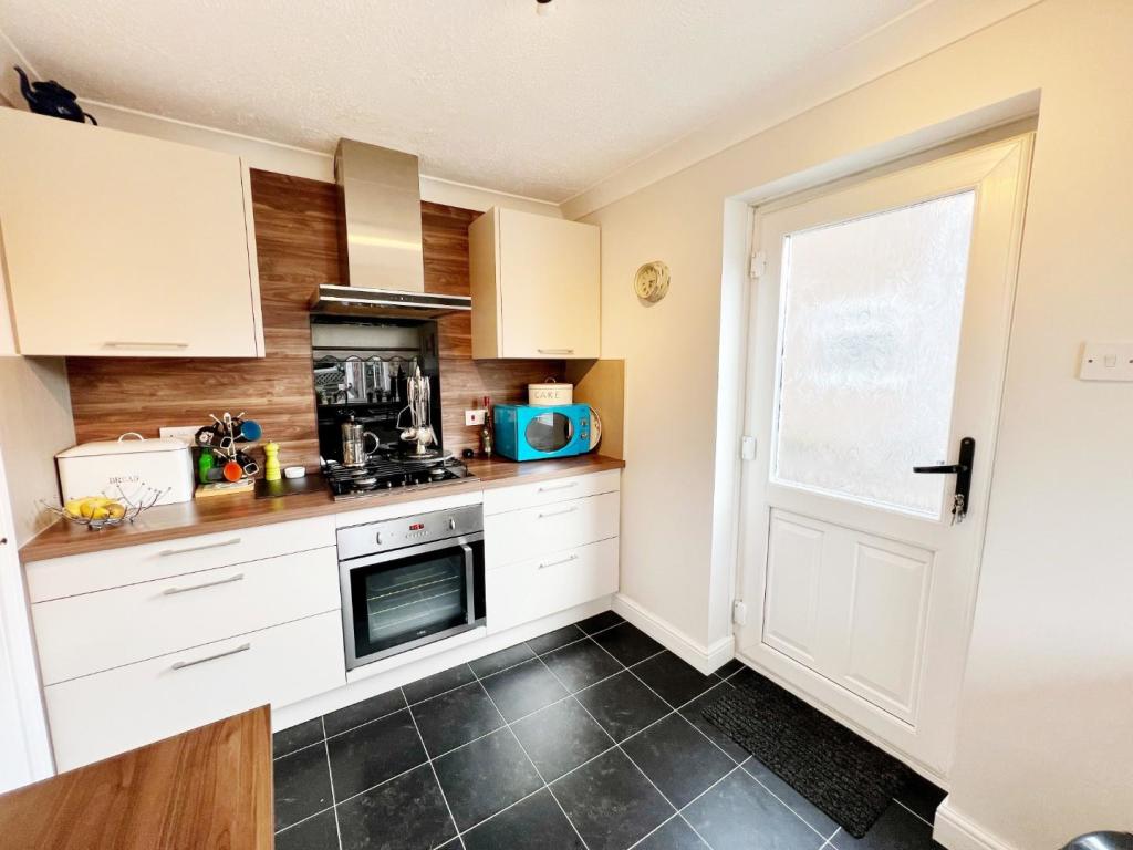Kitchen pic 3.jpg