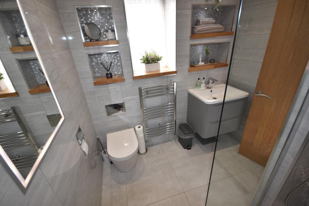 MASTER EN SUITE WET ROOM