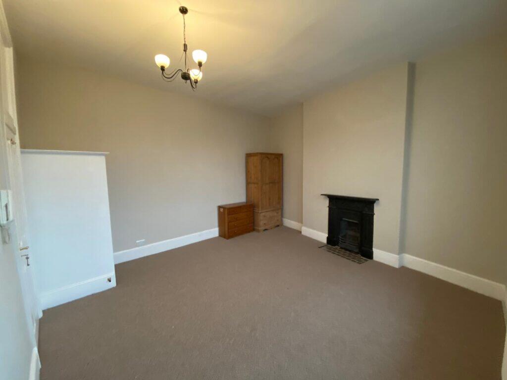 Studio Flat – The Salisbury Hotel, Grand Parade London N4