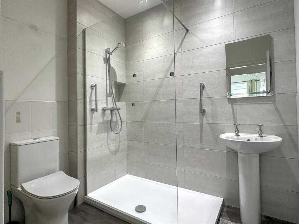 SHOWER ROOM/WC