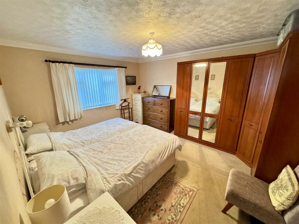 Front bedroom 2